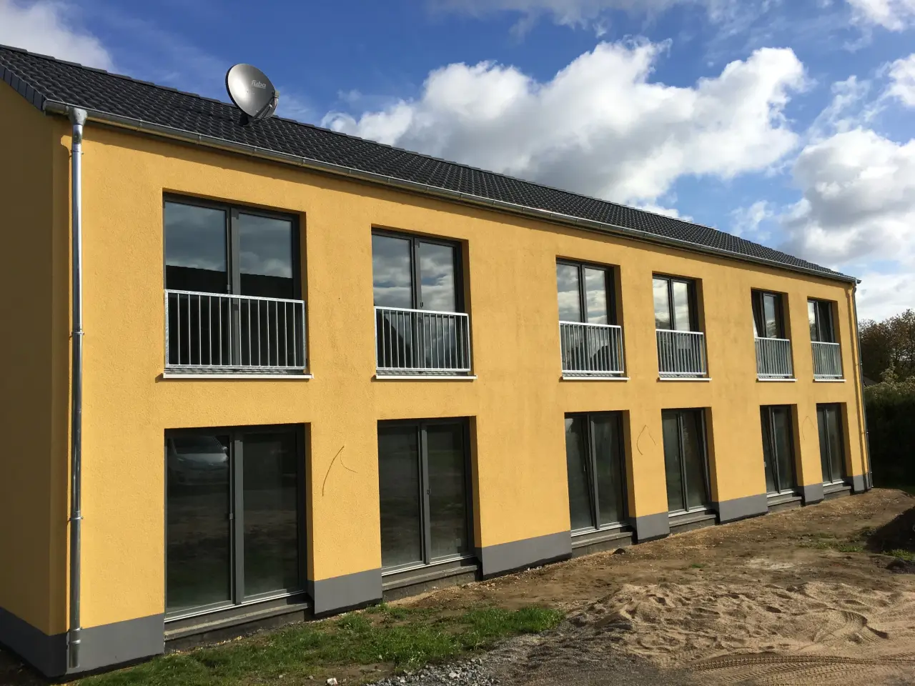Wohnanlage in Löhne: Gelbe Wohnanlage mit französischen Balkonen