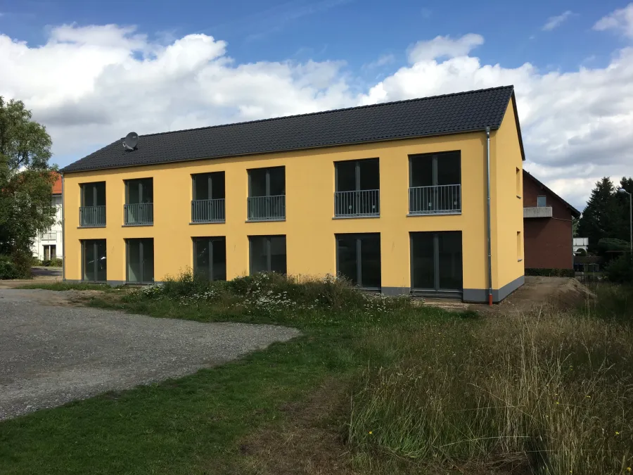 Wohnanlage in Löhne: Zweigeschossige Wohnanlage in Gelb
