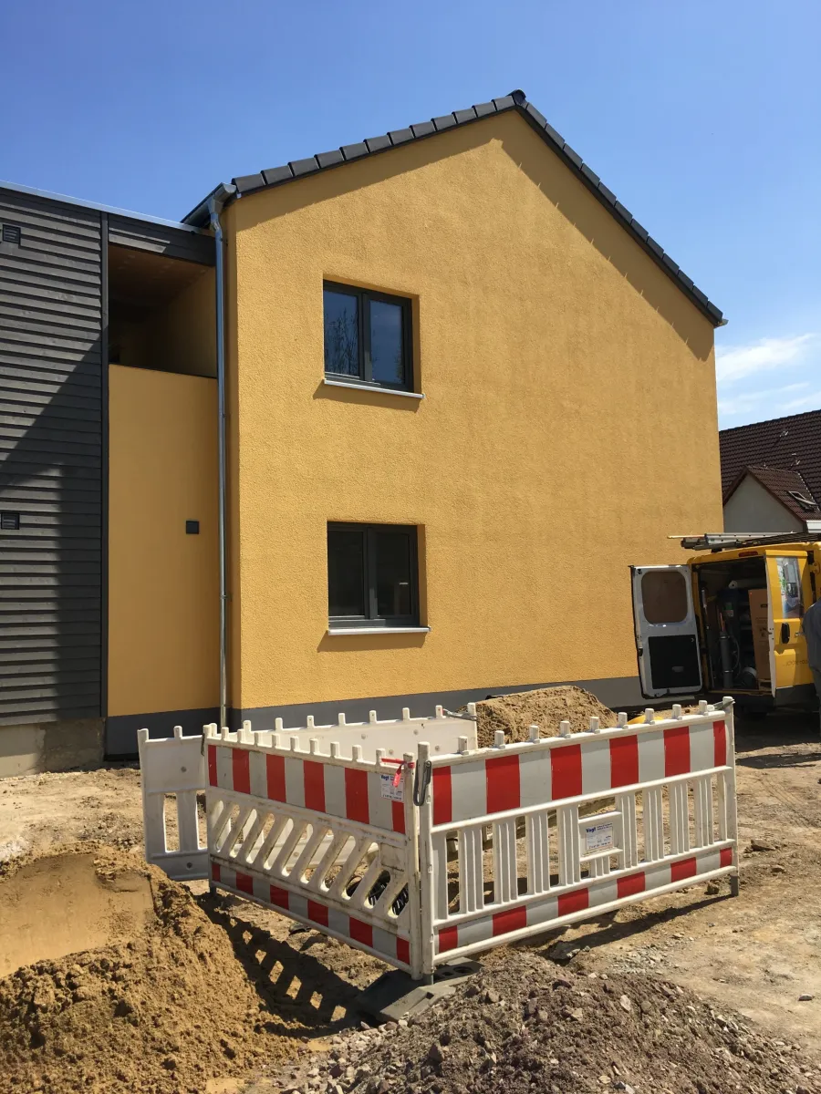Wohnanlage in Löhne: Giebelseite der Wohnanlage im Bau