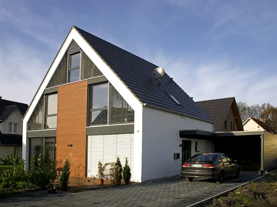 Wohnhaus in Bielefeld: Satteldachhaus mit Holzelement und Carport