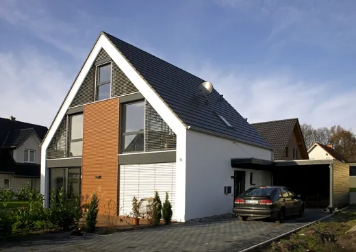 Wohnhaus in Bielefeld: Satteldachhaus mit Holzelement und Carport