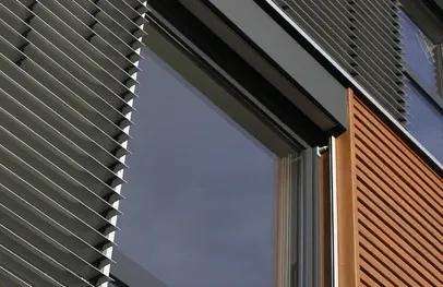 Wohnhaus in Bielefeld: Raffstore und Holzfassade, Detail