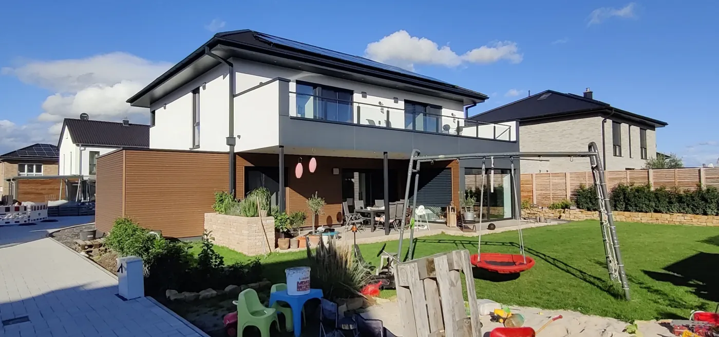 Wohnhaus in Sendenhorst: Wohnhaus mit Terrasse und Garten mit Spielgeräten