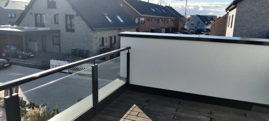 Wohnhaus in Sendenhorst: Dachterrasse mit Glasgeländer