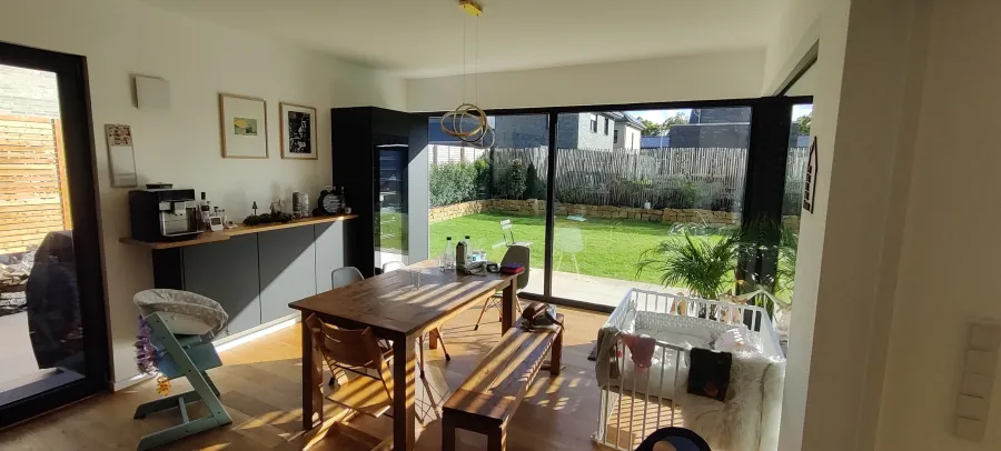 Wohnhaus in Sendenhorst: Essbereich mit Holztisch und Blick in den Garten