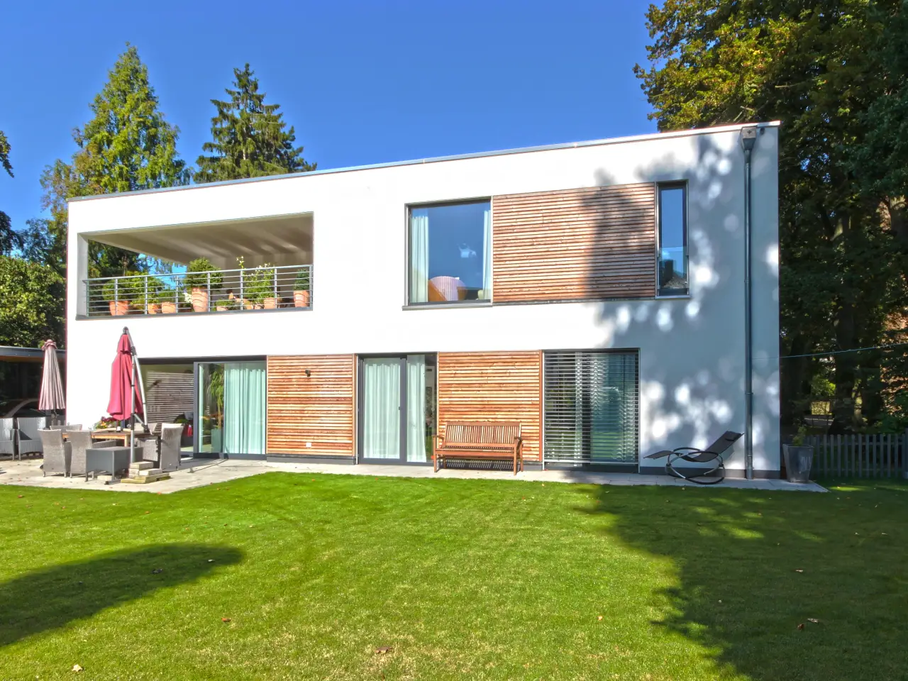 Zweifamilienhaus in Bünde: Kubisches Zweifamilienhaus mit Holzelementen und Garten
