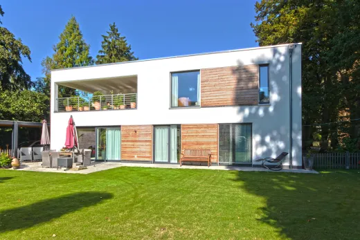 Zweifamilienhaus in Bünde: Kubisches Zweifamilienhaus mit Holzelementen und Garten