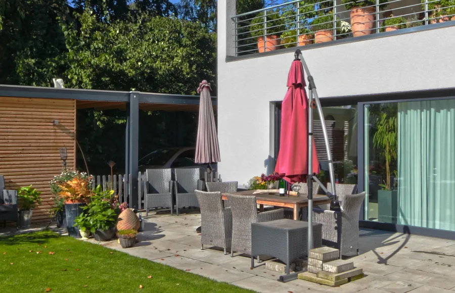 Zweifamilienhaus in Bünde: Terrasse mit Sonnenschirm am Zweifamilienhaus