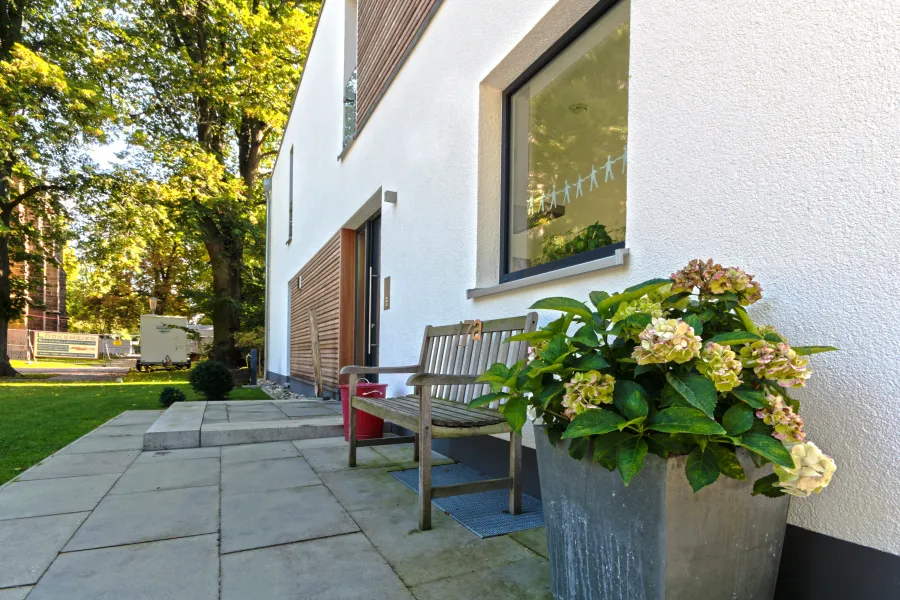 Zweifamilienhaus in Bünde: Sitzbank am Hauseingang