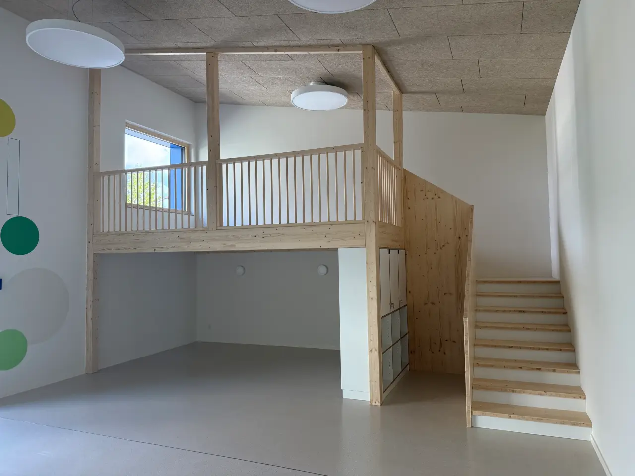 Kita in Holzbauweise in Bückeburg: Spielraum mit Holzgalerie und Treppe