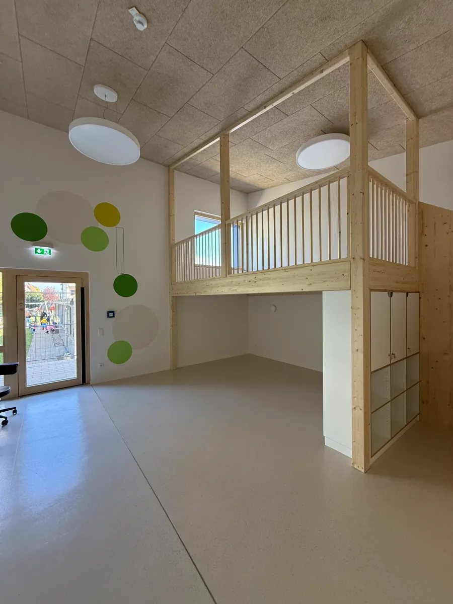 Kita in Holzbauweise in Bückeburg: Raum mit Holzgalerie
