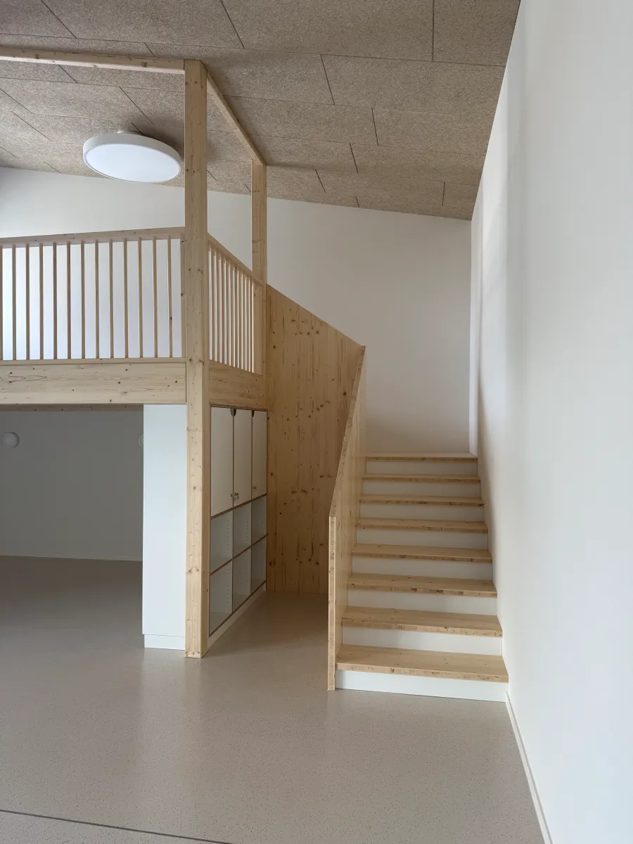 Kita in Holzbauweise in Bückeburg: Holztreppe zur Spielgalerie